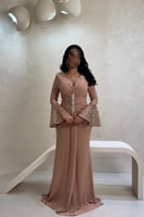 فستان ترتر نود ذهبي بأكمام شفافة مزينة بالكريستال