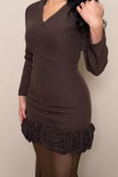 فستان بني بتفاصيل ورود وقصة أنثوية من مليحة