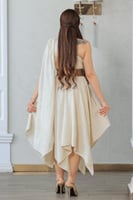 فستان كتان راقٍ بكتف مكشوف وقصة غير متماثلة