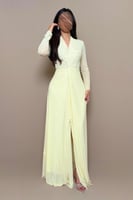 فستان اصفر لامع بتصميم ضيّق وأكمام طويلة