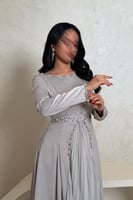 فستان رمادي فاتح بتصميم راقٍ وتفاصيل فخمة