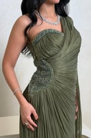 فستان زيتي غامق بكتف واحد وشيفون فاخر