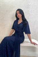 فستان سهرة كحلي براق بقصّة ملفوفة وأكمام شيفون