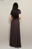 فستان بني بقصة انسيابية وتفاصيل أنيقة