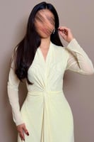 فستان اصفر لامع بتصميم ضيّق وأكمام طويلة