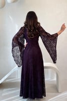 فستان بنفسجي غامق بدانتيل وترتر وأكمام واسعة