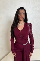 فستان سهرة بكم طويل عنابي مطرز بالخرز اللامع