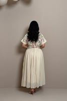 فستان سكري مطرز بتفاصيل وردية ولمسات ذهبية