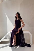 فستان سهرة بنفسجي من الدانتيل بتصميم راق