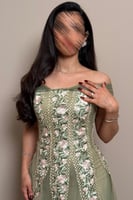 فستان اخضر بأكمام تل ومطرز بالورد