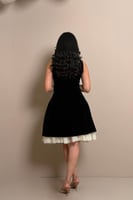 فستان مخملي كحلي قصير بتطريزات ناعمة