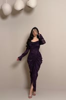 فستان بنفسجي بقصة راقية وتفاصيل جذابة