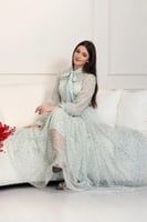 فستان تل ناعم بربطة عنق ولمعة خفيفة