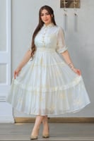 فستان كشكش أوف وايت بتطريز ذهبي ولمسة ملكية