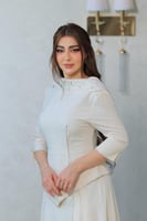 فستان فاخر يعكس سحر البساطة الممزوجة بالأناقة