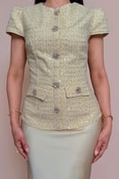 طقم تنورة وبلوزه اصفر بتفاصيل انيقة