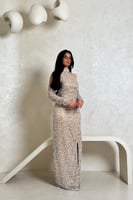 فستان سهرة ذهبي بتطريز كريستالات فضية لامعة