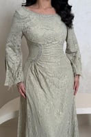 فستان دانتيل تفاحي بتفاصيل كريستال فاخرة