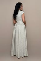 فستان رمادي بتفاصيل لامعة من مليحة