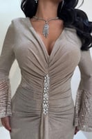 فستان سهرة ذهبي بقصة ضيقة وأكمام لامعة