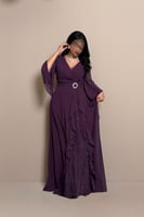فستان بنفسجي طويل بتصميم لف وأكمام واسعة