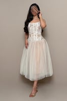 فستان دانتيل بيج بتفاصيل ناعم