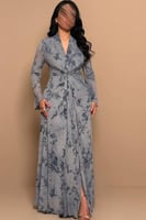 فستان سماوي بنقشة زهور وقصة لف أنثوية