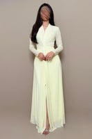 فستان اصفر لامع بتصميم ضيّق وأكمام طويلة