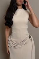 فستان بيج بقصة مستقيمة وتفصيل جانبي ناعم