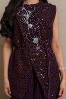 طقم بنفسجي بتصميم أنثوي انسيابي وتفاصيل زهرية ناعم...