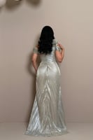 فستان فضي أوف شولدر بتفاصيل وردة جانبية