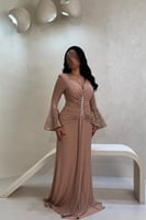 فستان ترتر نود ذهبي بأكمام شفافة مزينة بالكريستال