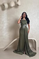 فستان زيتي لامع بتفصيلة كريستالية فاخرة