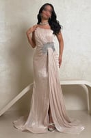 فستان أوف وايت لامع بتطريز جانبي فاخر