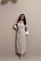 فستان بقصة مريحة بتصميم كلاسيكي عصري من الكريب