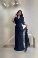 فستان سهرة كحلي براق بقصّة ملفوفة وأكمام شيفون