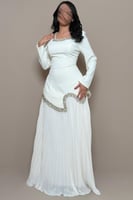 فستان ابيض بقصة خصر محددة وتفاصيل كريستال أنيقة