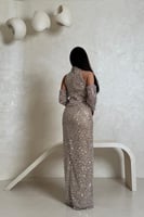 فستان سهرة ذهبي بتطريز كريستالات فضية لامعة