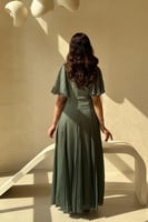 فستان زيتي بأكمام كشكش وتطريز ناعم عند الياقة