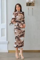 فستان أنيق وجذاب بتصميم ضيق يتميز بنقوش مموجة بألو...