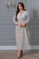 فستان الأناقة الملكية بتفاصيل وردية راقية