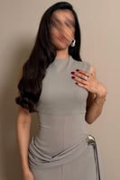 فستان رمادي بقصة مستقيمة وتفصيل جانبي ناعم