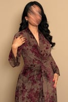 فستان بني بنقشة زهور وقصة لف أنثوية