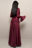 فستان عنابي فخم بتفاصيل ورد ساتان بارزة وقصة أنثوي...