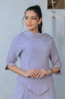 فستان فاخر يعكس سحر البساطة الممزوجة بالأناقة