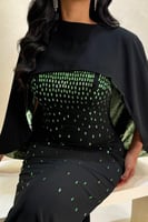 فستان أسود بتفاصيل خضراء لامعة بتصميم فاخر