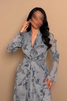 فستان سماوي بنقشة زهور وقصة لف أنثوية