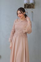 فستان كلوش بتصميم دانتيل