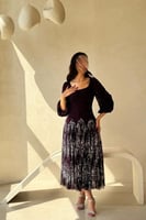 فستان بنفسجي مطرز بتفاصيل لامعة وأكمام منفوخة