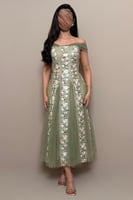 فستان اخضر بأكمام تل ومطرز بالورد
